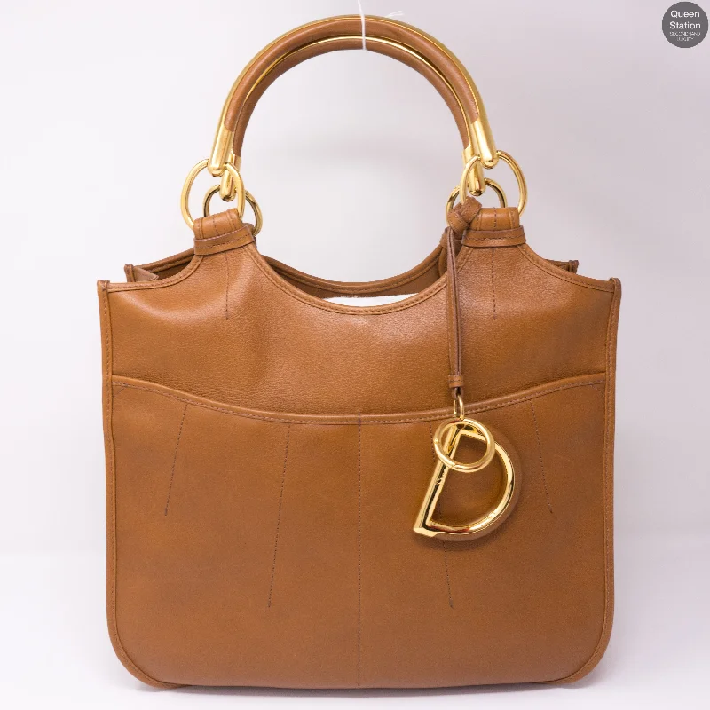 Christian Dior handbags with a back - pocket for quick storageDior 61 Tote