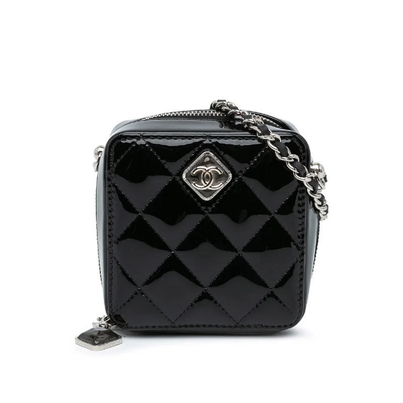 Chanel Luxury Handbag for High - End EventsChanel CC Quilted Patent Clutch With Chain (SHG-s2IpIR)