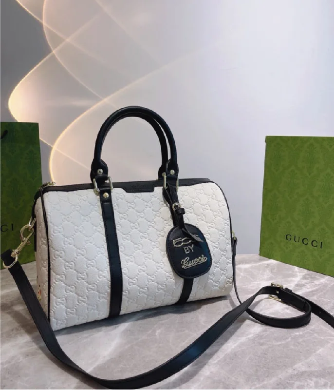 Women Gucci tote bags in GG Supreme canvas for a branded feelLarge Gucci Bag