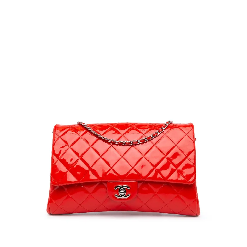 Chanel Chain Strap Handbag for Everyday UseChanel Quilted Patent New Clutch With Chain (SHG-SbQhLa)