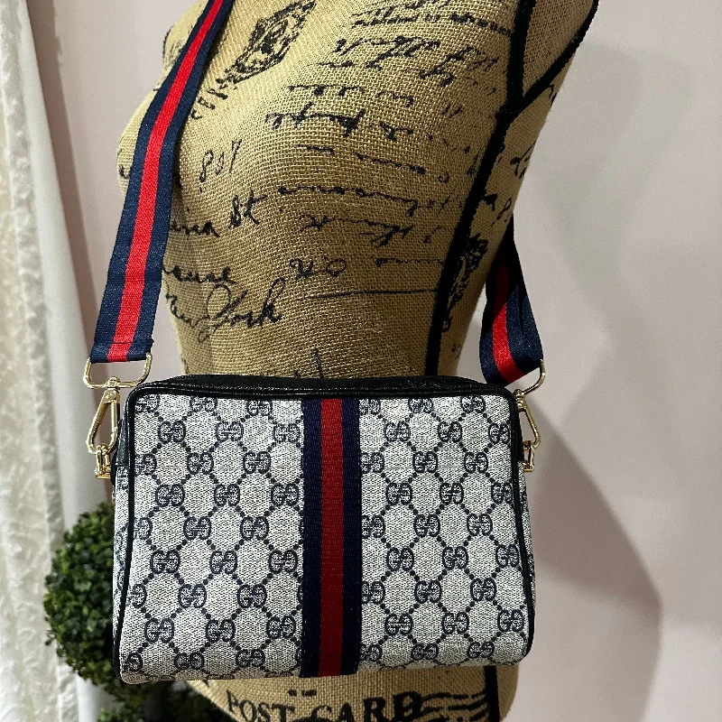 Women Gucci bags with a front - flap pocket for quick - access itemsThe Junco - Navy Vintage Gucci GG Crossbody